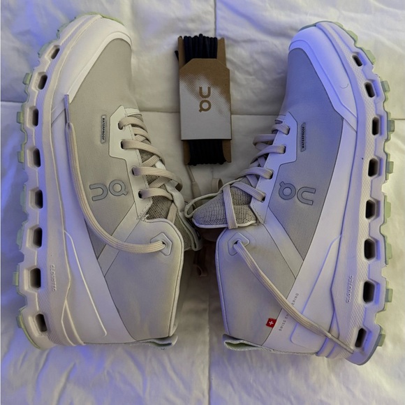 On Running Women's Hiking Sneakers in Cream and Light Green - Picture 4 of 12